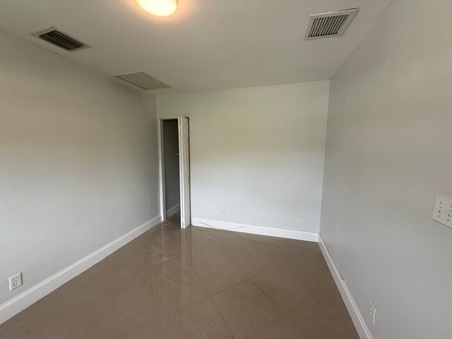 Building Photo - 477 NE 35th St