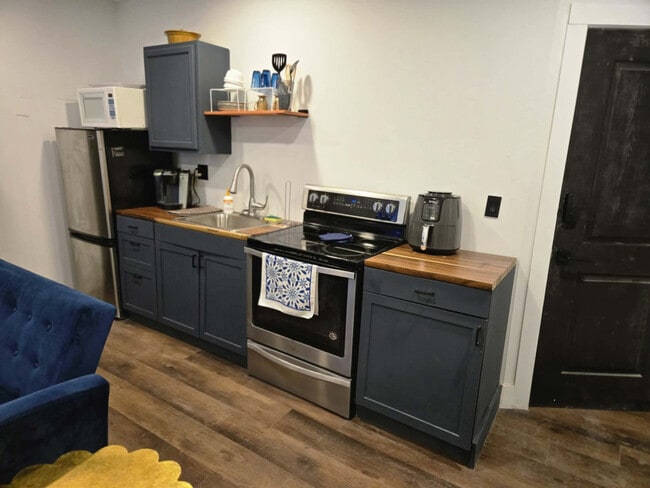 Building Photo - 11765 Glenfield Ave