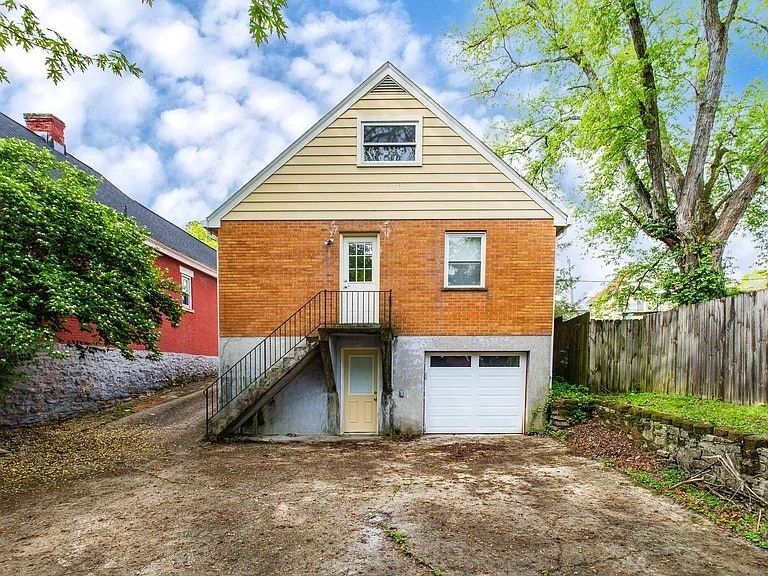 Building Photo - 122 Maple Ave