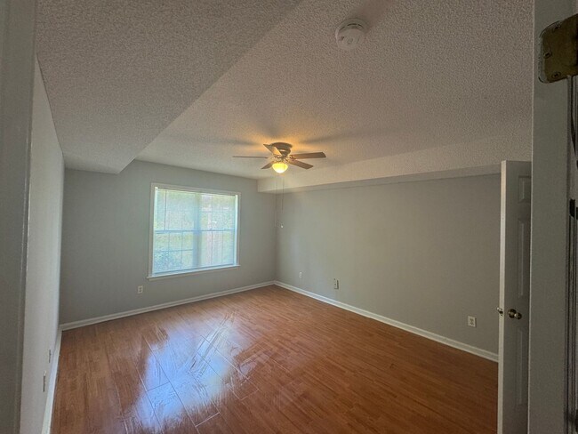 Building Photo - ~~HORTON PLACE ~~ FIRST FLOOR CONDO ~~