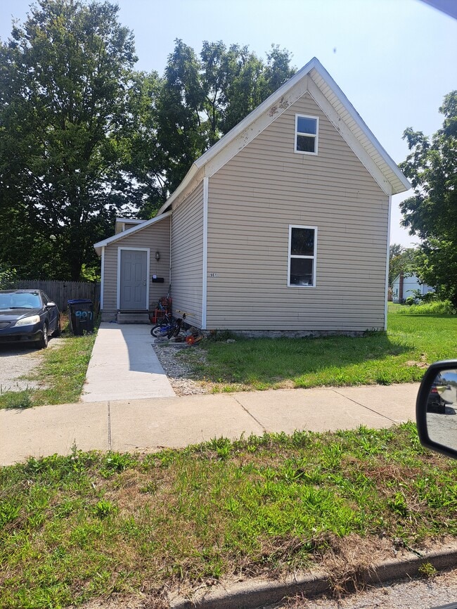 Building Photo - 907 E Taylor St