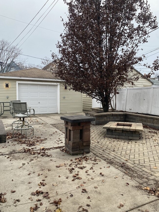 Building Photo - 2825 N Hamlin Ave