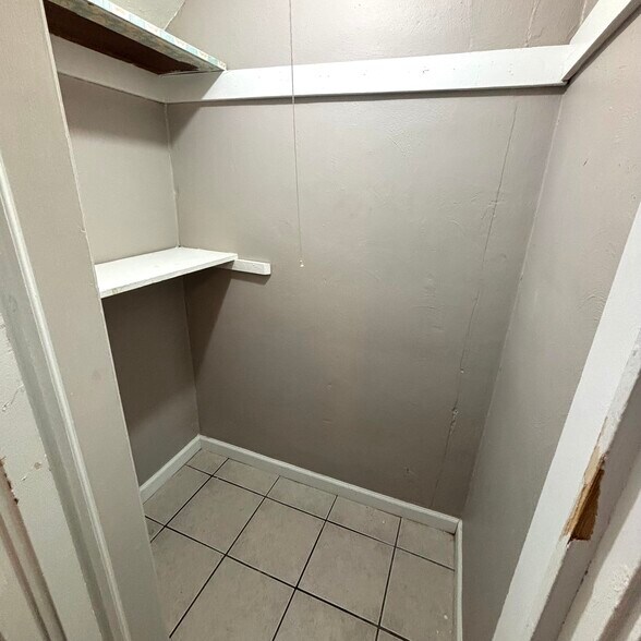 Building Photo - 504 W Lapeer St