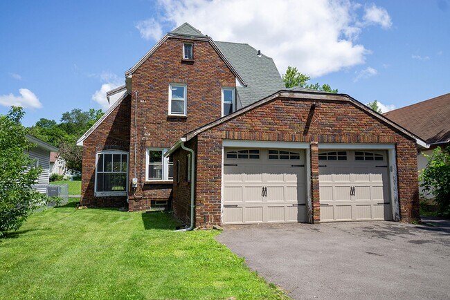 Building Photo - Charming Single Family Home In Residential...