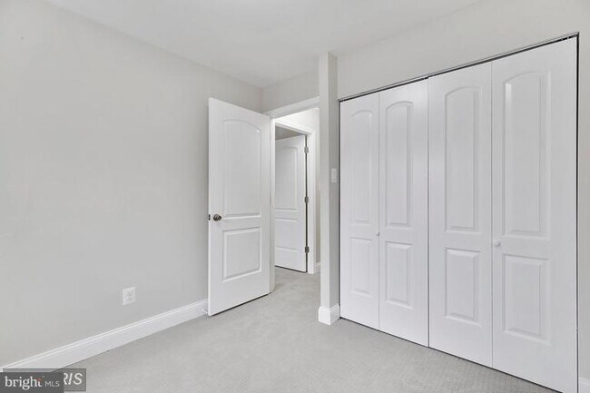 Building Photo - 2050 Forest Hill Ln