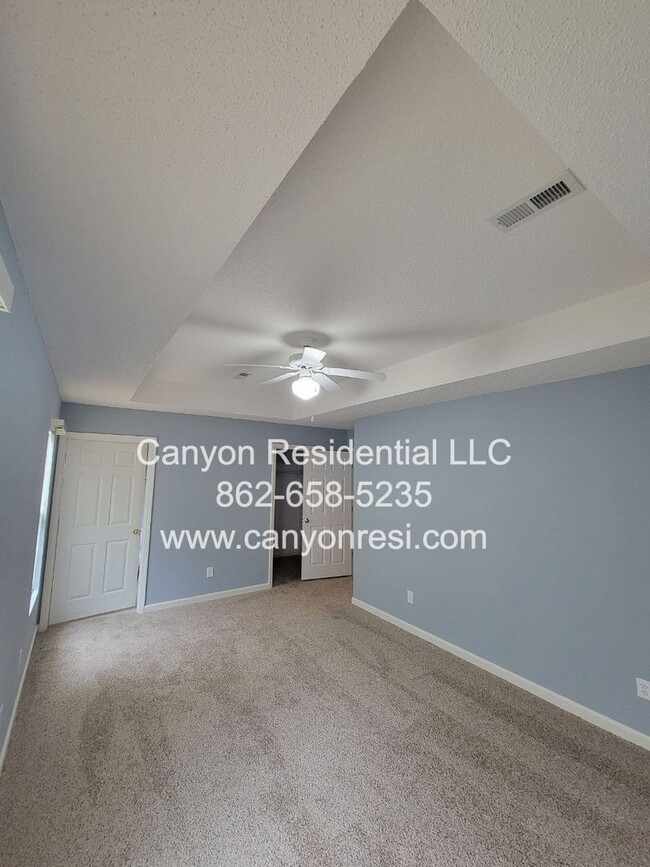 Building Photo - Beautiful 3b Room! Move in ready!