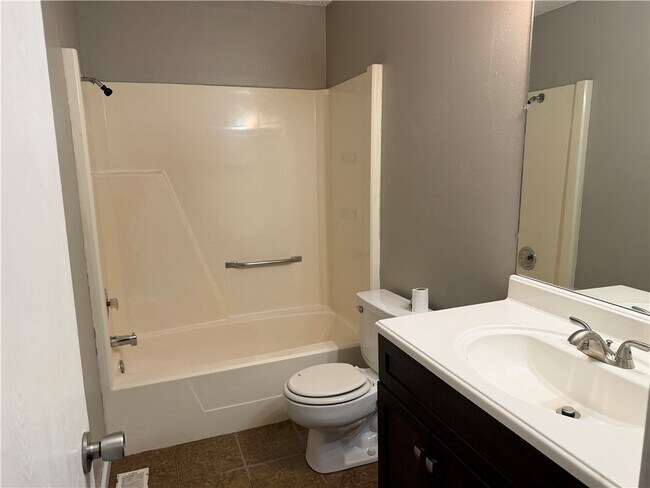 Building Photo - 207 White Oak Dr NE