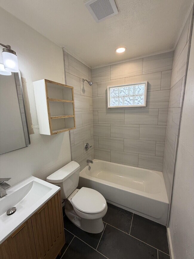 Building Photo - Wonderful updated home! 3/1!