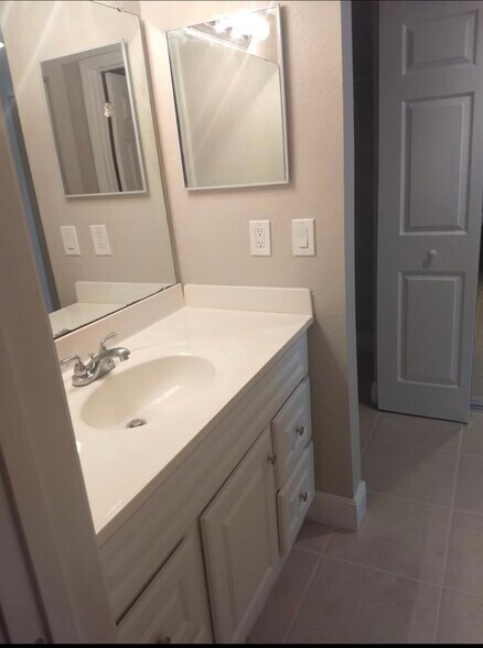 Building Photo - 1503 SE Royal Green Cir