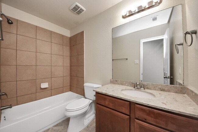 Building Photo - 13918 Goodridge Dr