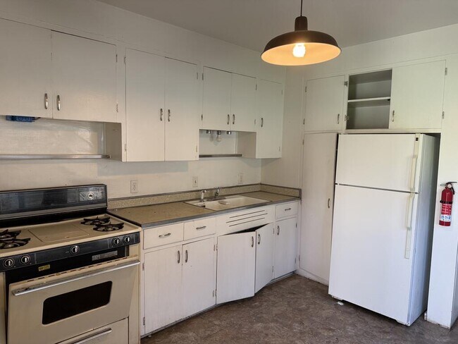 Building Photo - 310 Spruce Ave