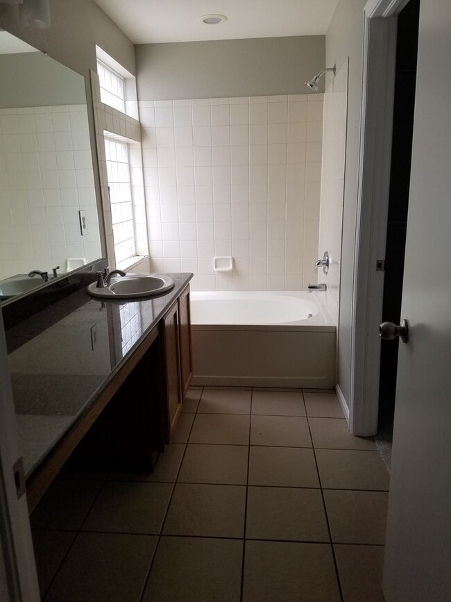 Building Photo - Beautiful Updated 3 Bedroom Ranch Style Ho...