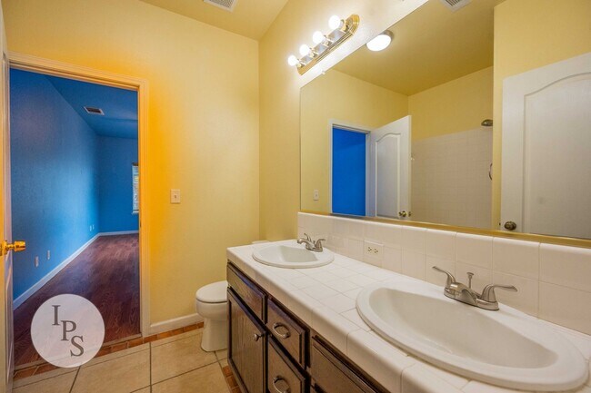 Building Photo - SOLAR!!!!  Fresno NorthEast Home, 4BR/2.75...