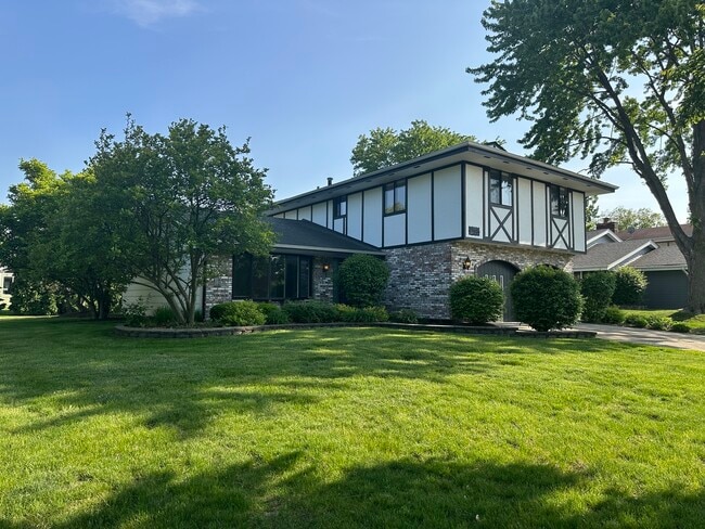 Building Photo - 190 Bourne Ln