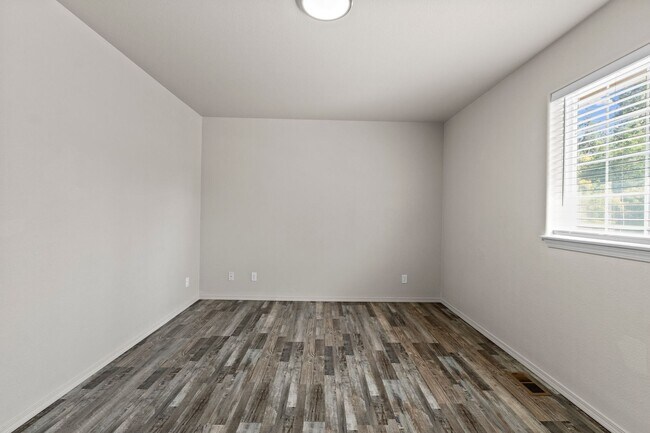 Building Photo - Post Falls ID Multi-Level Home for Rent