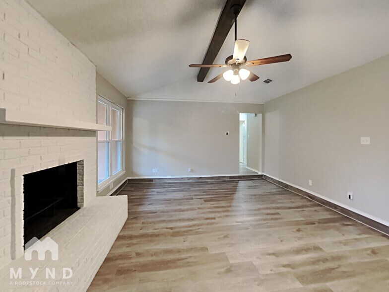 Building Photo - 3528 Park Lake Dr