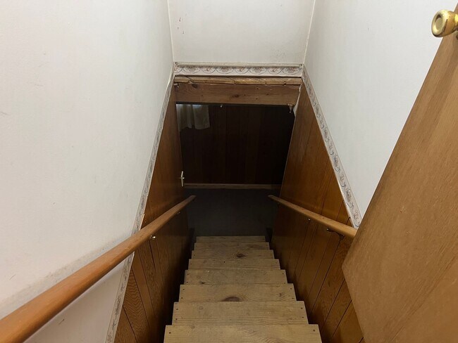 Building Photo - 2 bedroom, 1.5full bath House for rent on ...