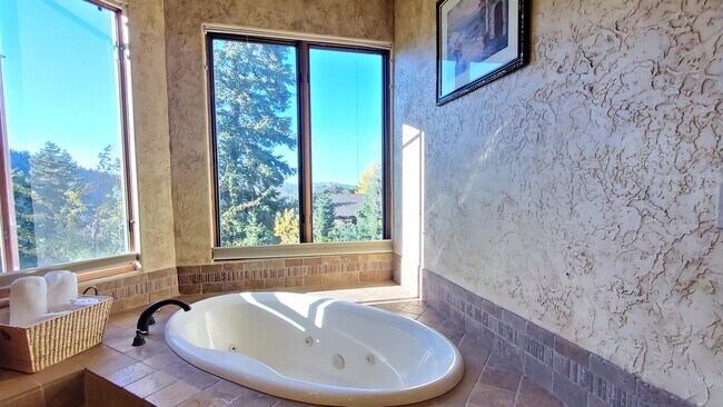 Building Photo - 7104 Canyon Dr