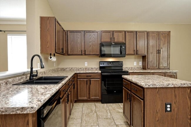 Building Photo - 537 MacKenzie Way