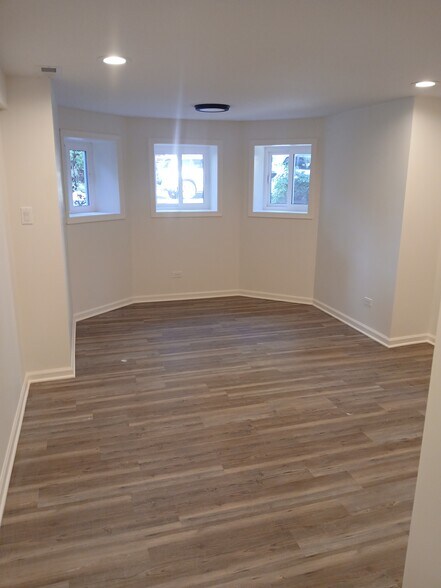 Master bedroom - 2221 W Winnemac Ave