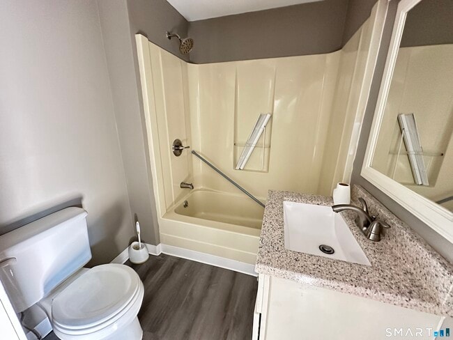 Building Photo - 40 Oak St