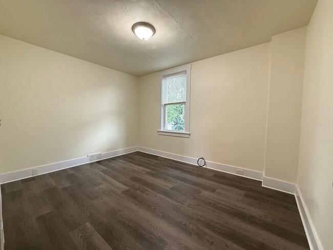 Building Photo - Updated 3BR 1 bath house with off street p...