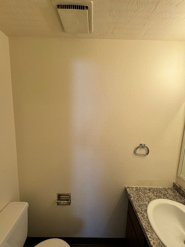 Building Photo - 2 Bedroom Duplex in Springfield