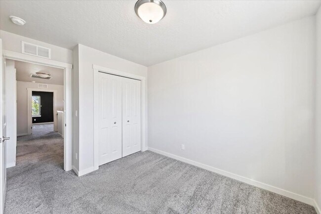 Building Photo - Meridian Spacious Retreat with Neighborhoo...