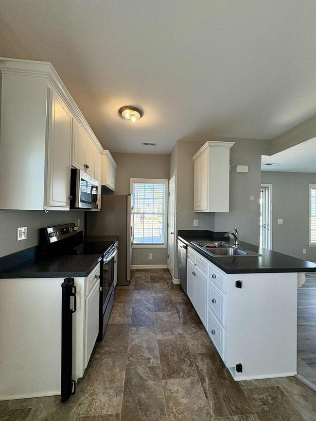 Building Photo - Move-In Ready 2 Bedroom, One Story Home – ...