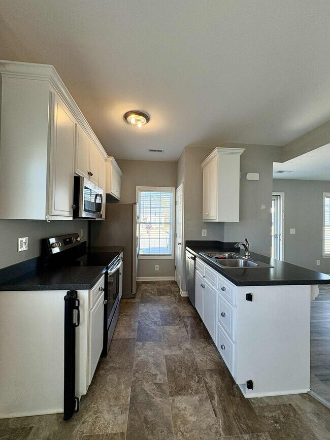 Building Photo - Move-In Ready 2 Bedroom, One Story Home – Convenience Meets Comfort!