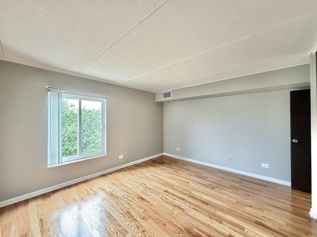 Building Photo - 525 N Quentin Rd