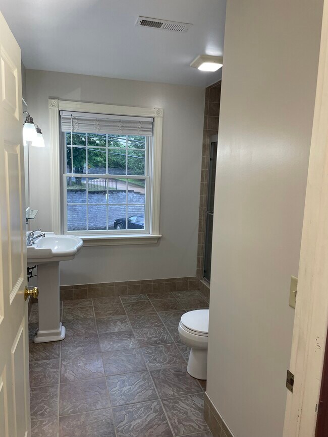 Building Photo - 611 Suite B