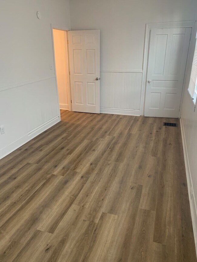 Building Photo - Luxury Rental - South Side Flats