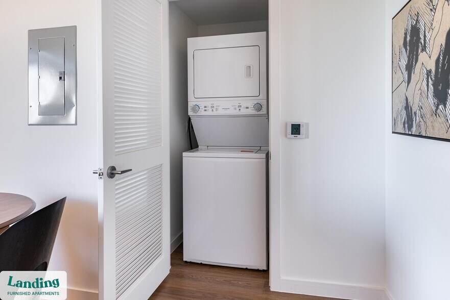 Building Photo - 200 NE 1st Ave