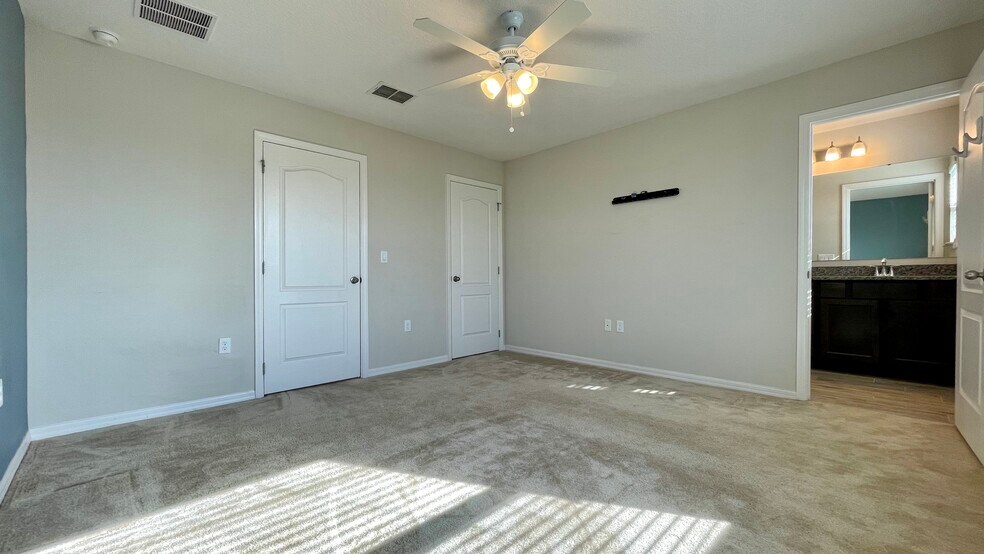 Building Photo - 301 Primrose Dr