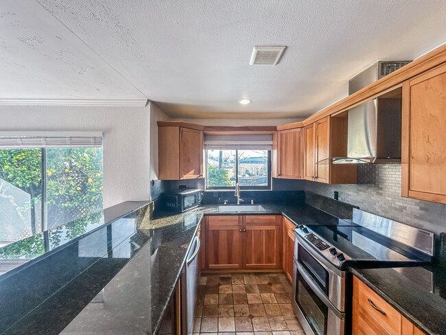 Building Photo - Beautiful 2BD/2BA W/ Private Balcony and In-Unit Laundry in Midway District!