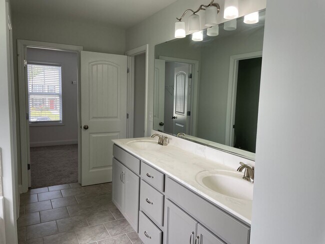 Building Photo - Like new home on cul-de-sac lot with 3 bedrooms, loft and 2.5 bathrooms!