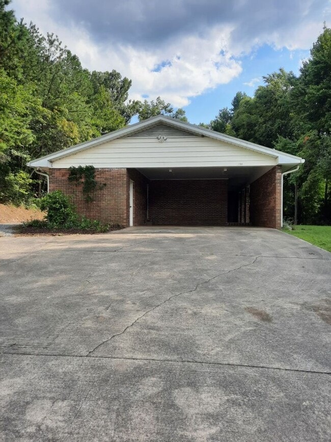 Building Photo - $1,780 - 3 Bedroom 1.5 Bathroom Unfurnishe...