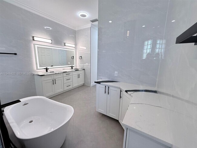 Building Photo - 1749 SW Desert Ave