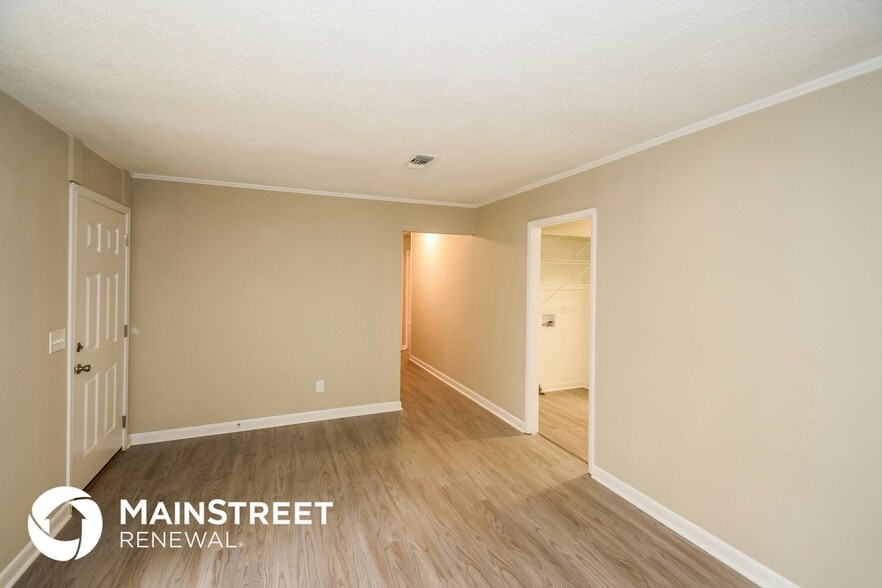 Building Photo - 5084 Oak Leaf Cir