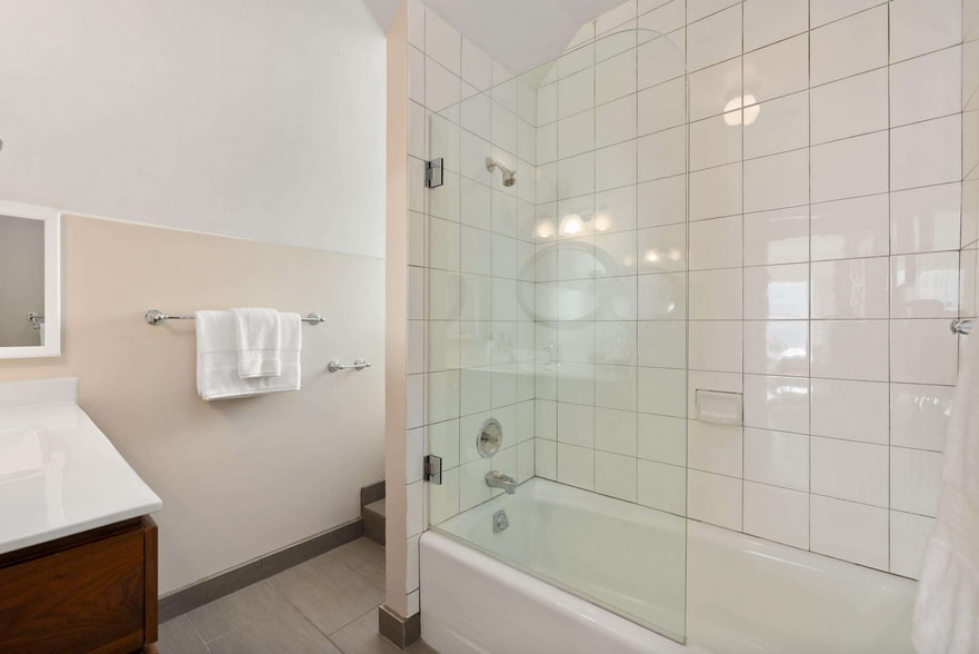 Bathroom - 607A Frederick St