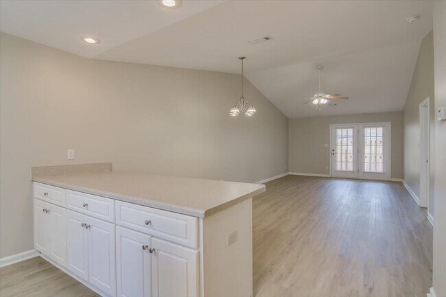 Building Photo - 608 Mickelson Way