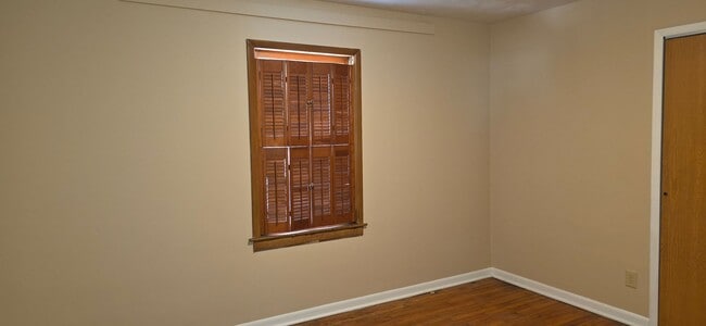 Building Photo - 3 Bedroom 1 Bathroom Home for $1095! 2 Car Garage!