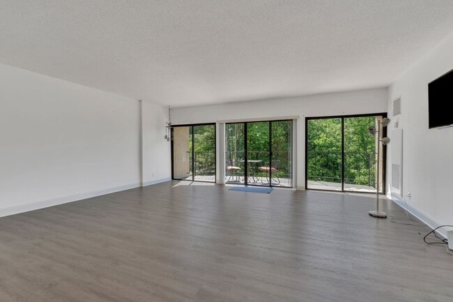 Building Photo - 6666 Brookmont Terrace