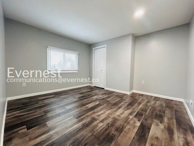 Building Photo - 303 Kirk Ave