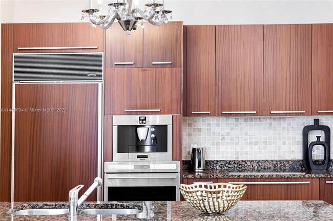 Building Photo - 15811 Collins Ave