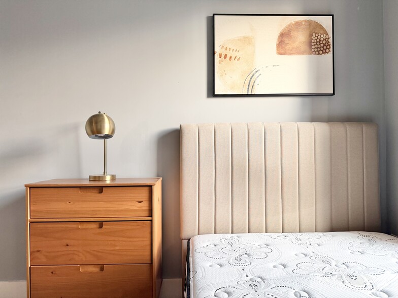 Building Photo - Furnished room/NOT APARTMENT