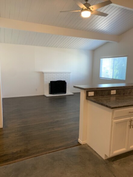 Building Photo - 528 Adrienne Dr