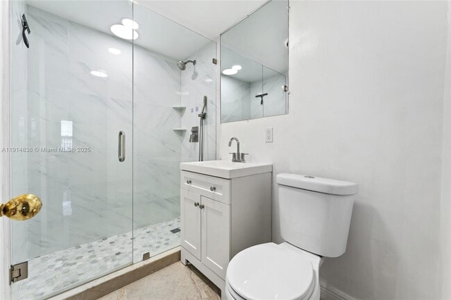 Building Photo - 810 E 9th Pl