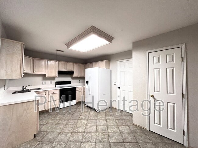 Building Photo - 886 N Daisy Ln